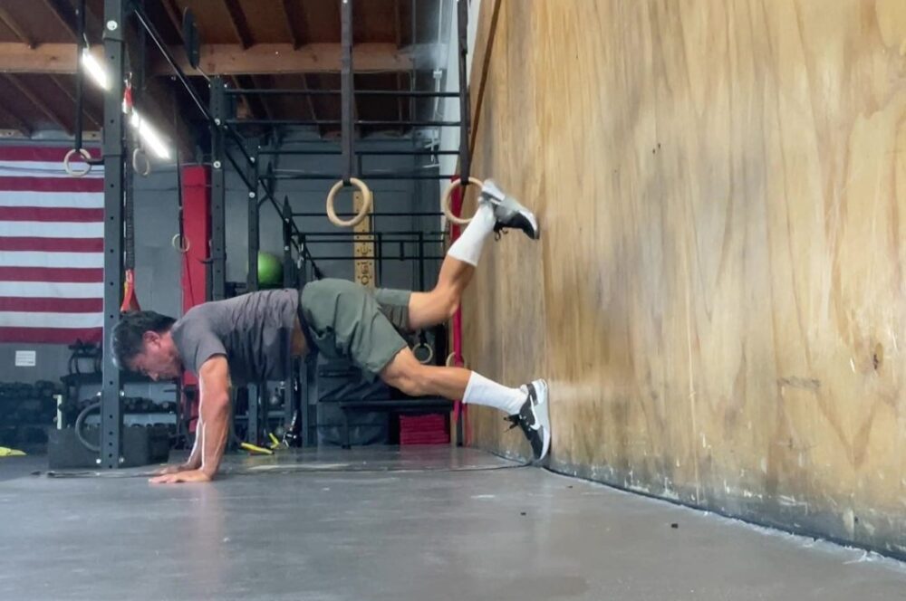 【トレーニング】壁を使って上半身全体の筋持久力とバランスを高める「ウォール・ウォーク」